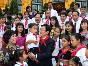 越南国家主席张晋创与家境困难少年儿童